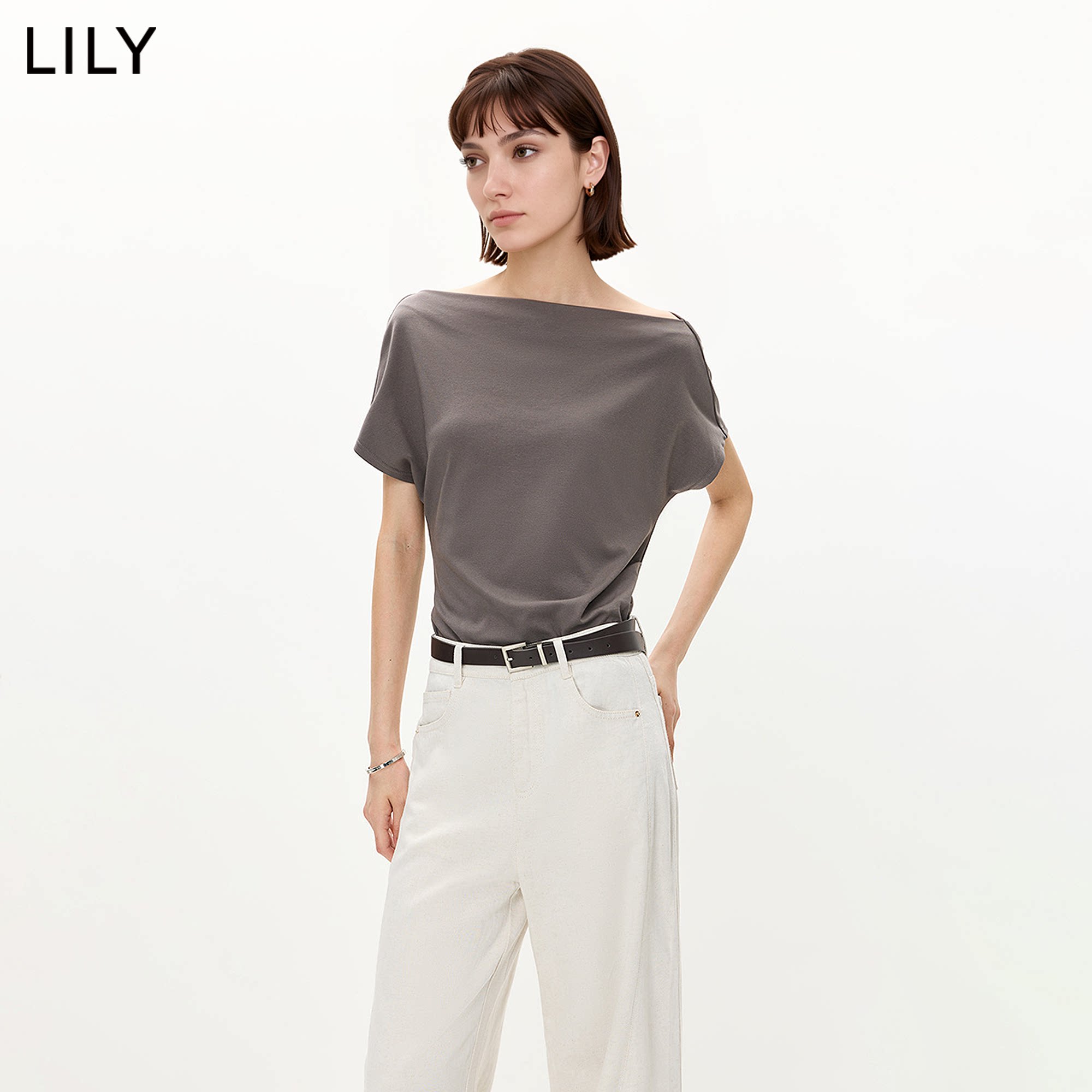 LILY2026夏新款简约一字领不对称设计感休闲通勤纯色蝙蝠袖T恤女