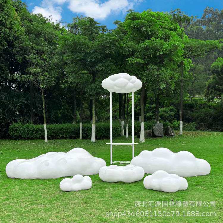 户外玻璃钢仿真云朵雕塑摆件创意网红镂空云朵秋千公园林装饰美陈