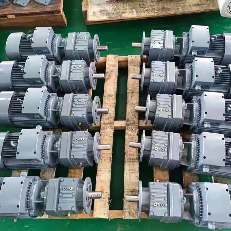 RF27法兰轴伸式组合型斜齿轮减速机卧式小型硬齿面齿轮变速器现货