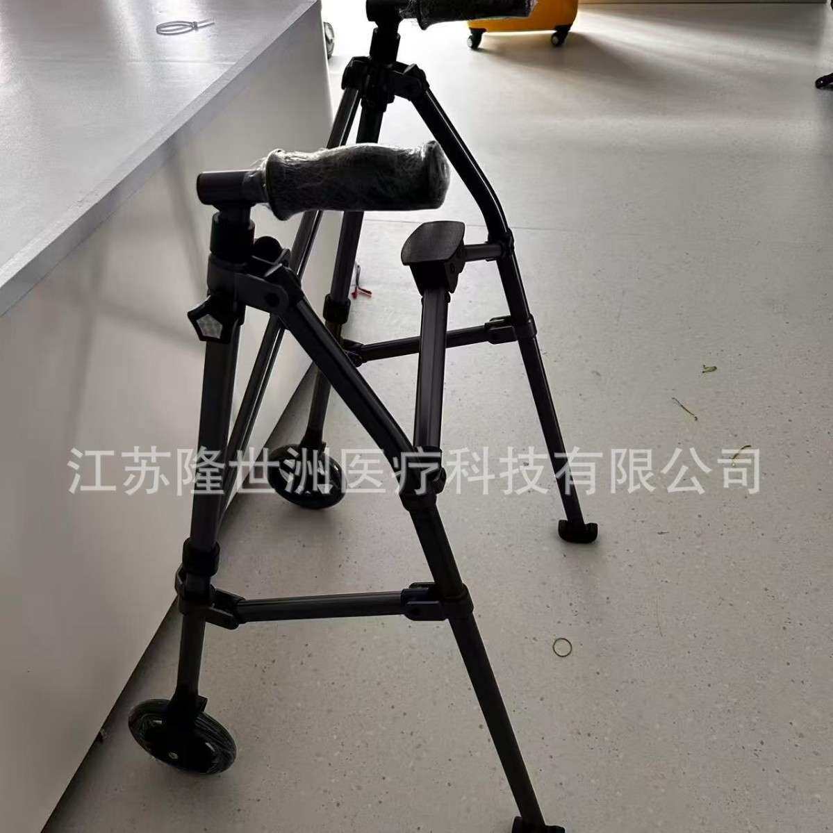新款便携老人走路助行器 带轮折叠助步器 可调节病人康复助步器