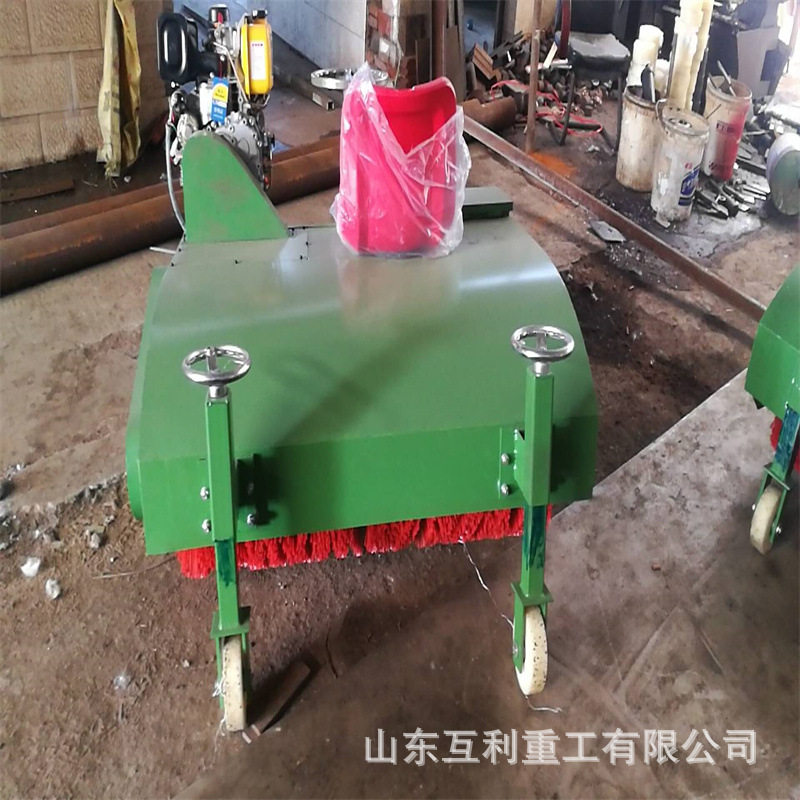 座驾式人造草坪冲砂机学校足球草坪梳草机柴油四轮冲砂刷草机