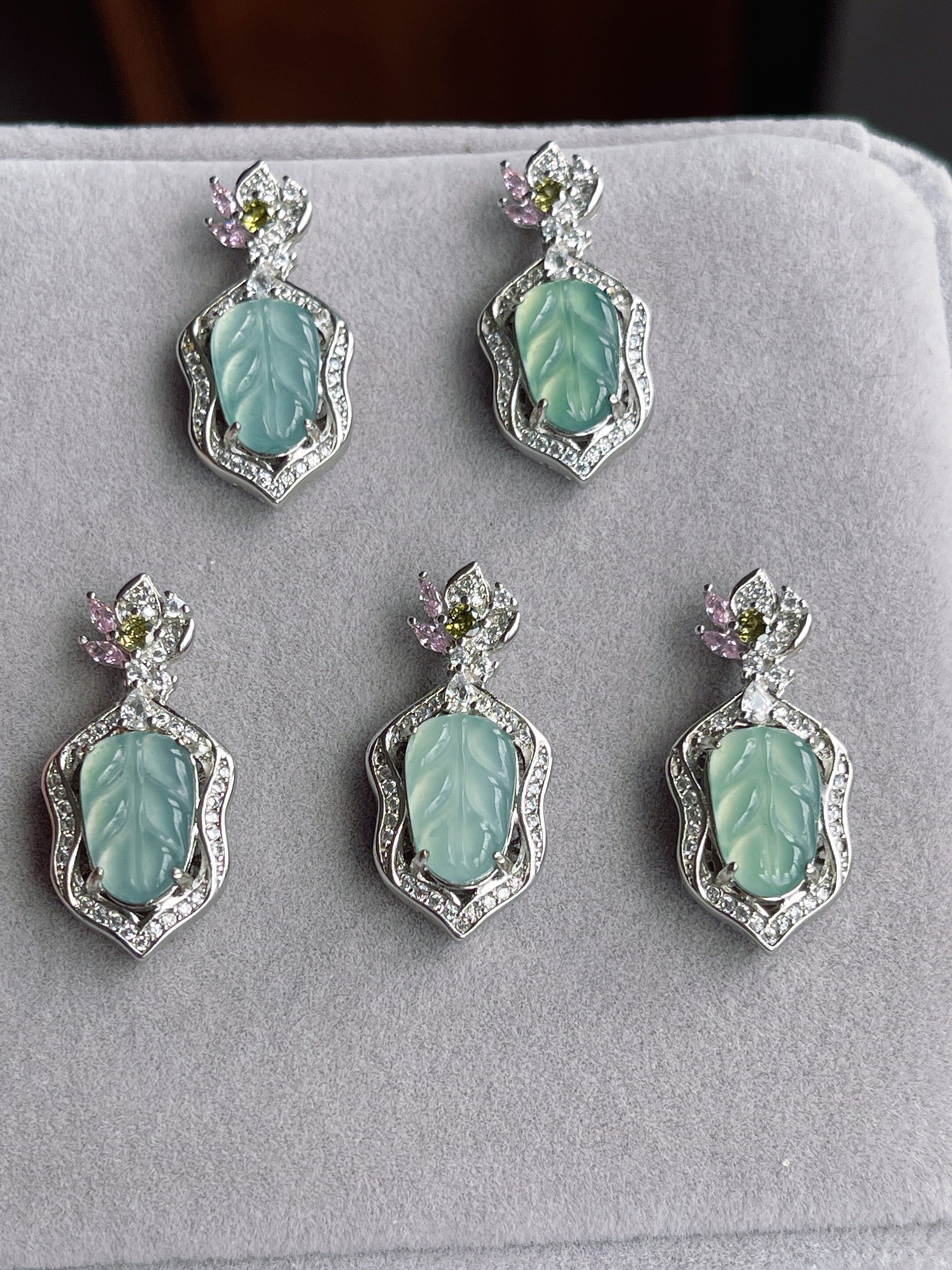 小巧玲珑没有沉重感天然A货危料高冰叶子吊坠裸石尺寸11.3*6.8mm