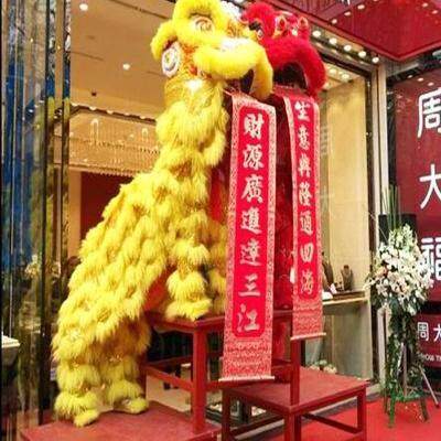 靖定制醒狮 舞狮吐旗开业表演舞狮子吐联吐青舞台手拿卷轴对联挂
