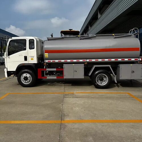 9吨重汽豪沃运油车碳钢体柴油运输车湖北厂家油车