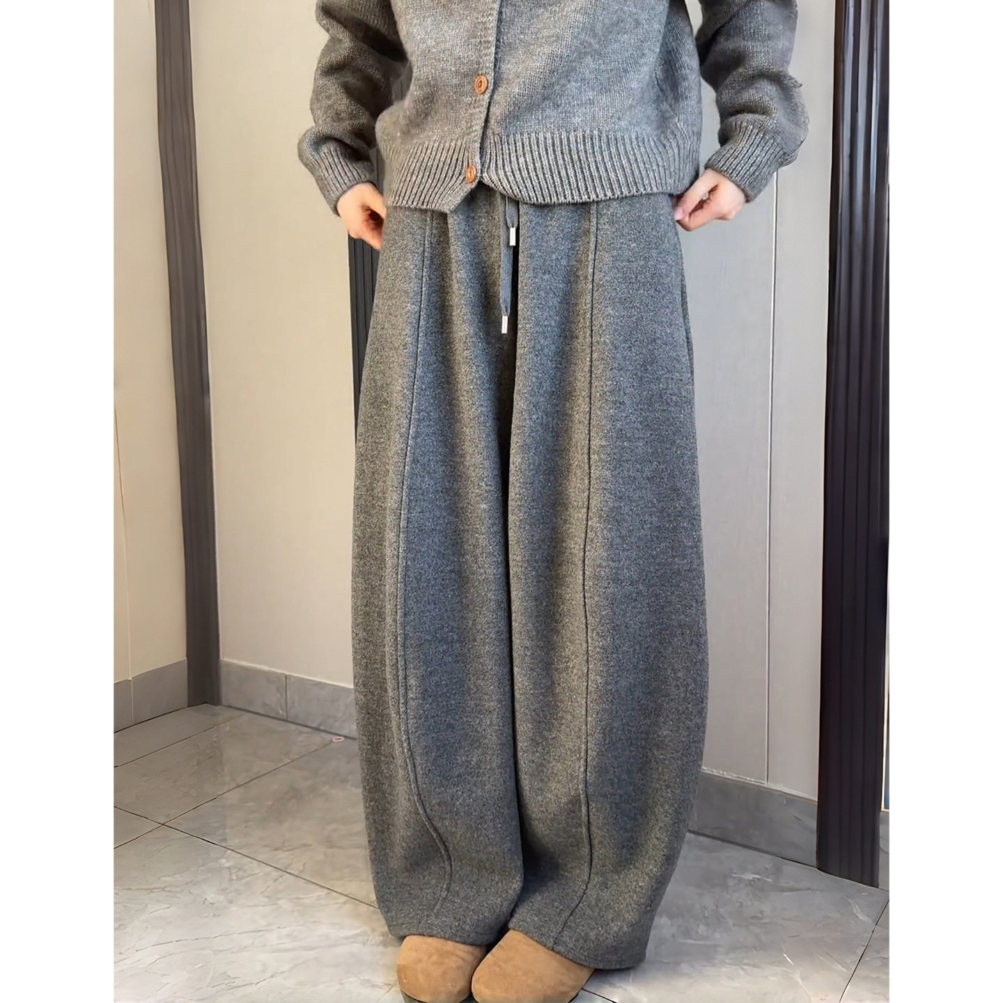 深灰色垂坠感毛呢弯刀裤女冬季新款加厚加绒休闲风高腰宽松阔腿裤