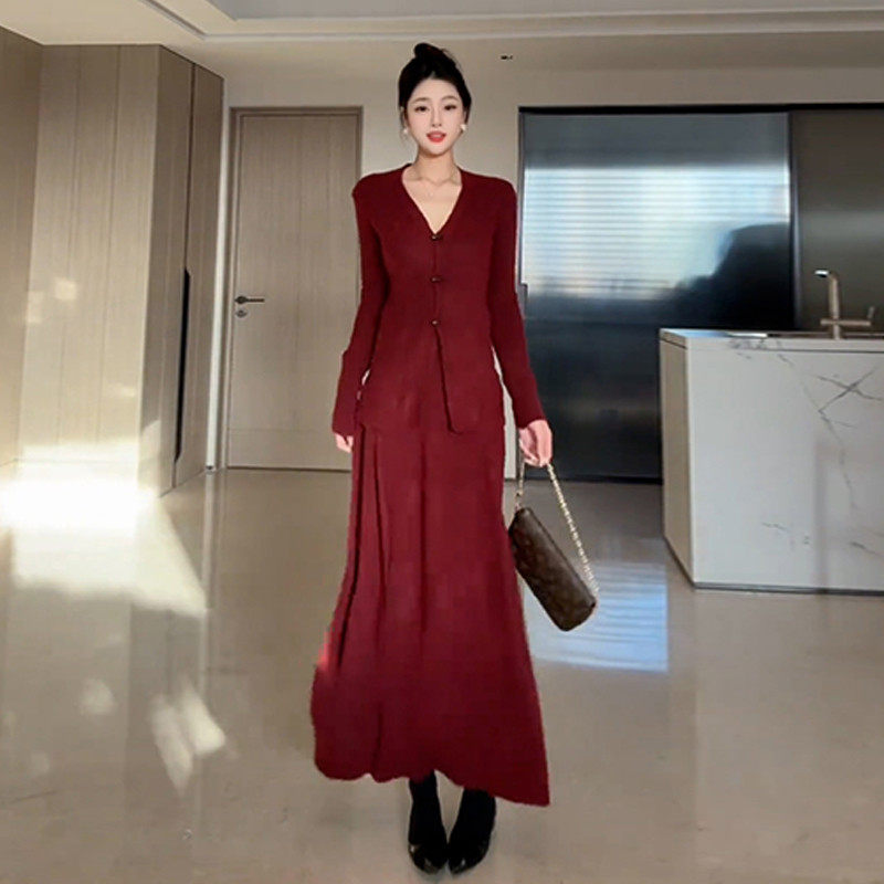 2026新款针织红色连衣裙秋富家千金感新年穿搭一整套装裙子女