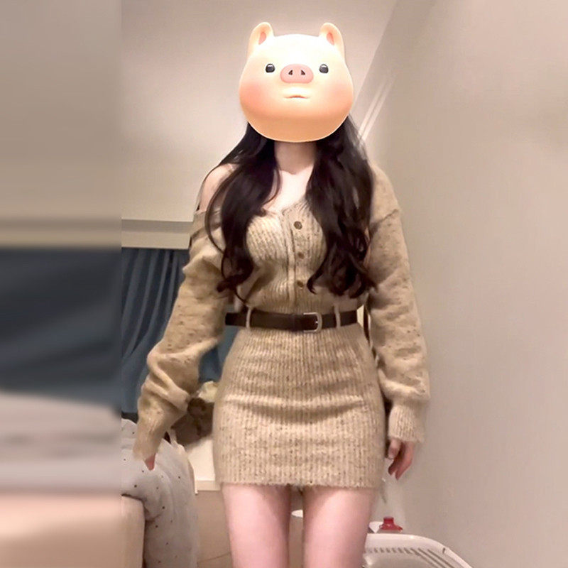 卡其色连帽v领长袖针织连衣裙女早秋新款韩系慵懒风气质包臀短裙