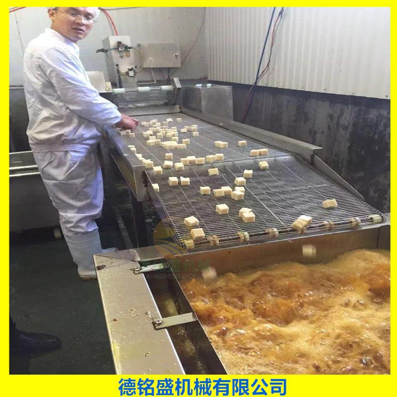 臭豆腐块油炸机猪扒猪脚连续式油炸上色流水线鱼豆腐油炸机