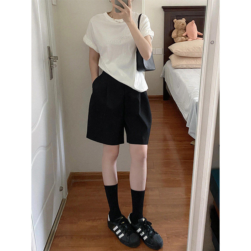 梨型身材黑色西装短裤女