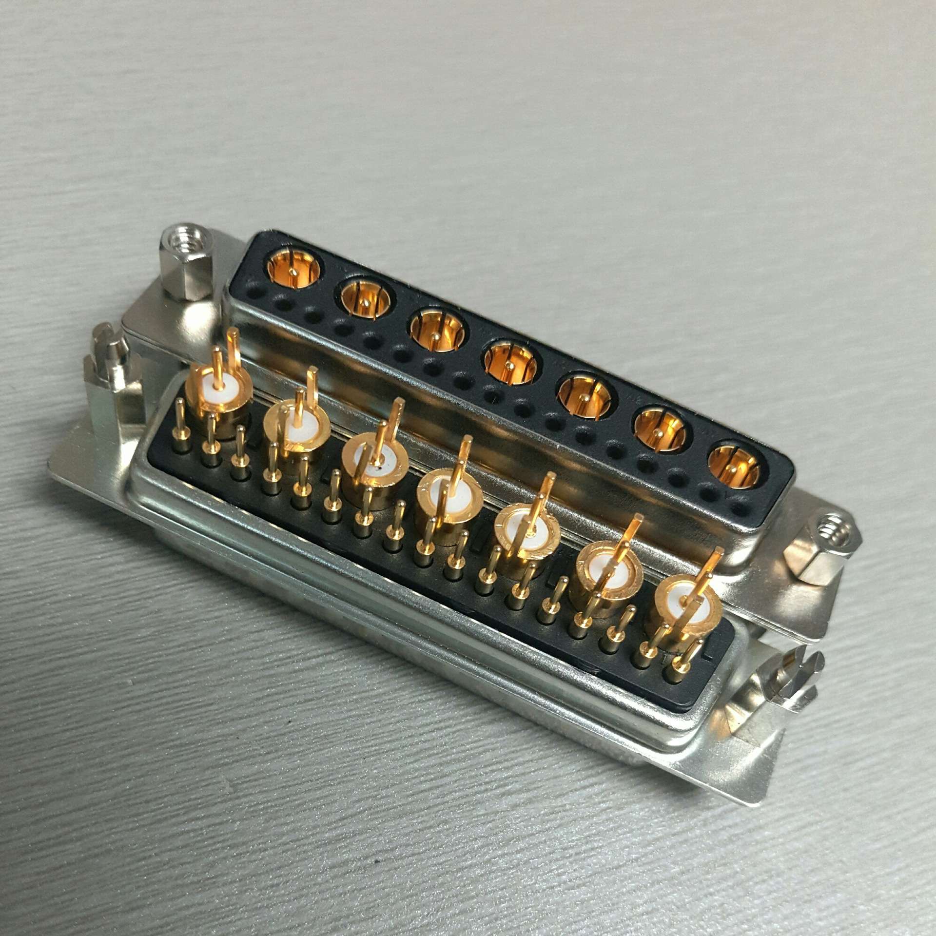 射频直插式24W7母座连接器 带鱼叉锁 端子镀全金 射频同轴母插头