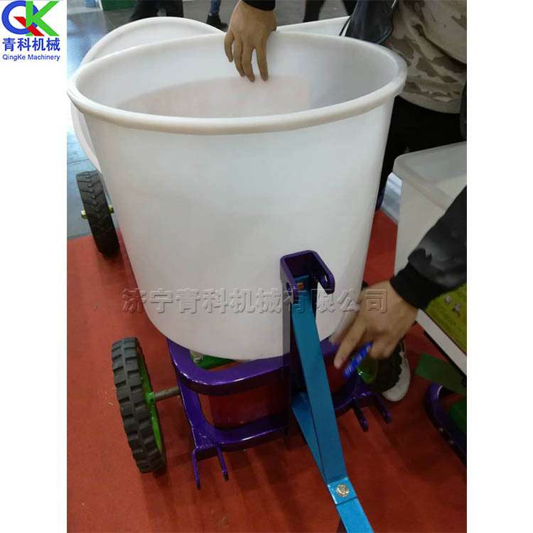 电动草种籽抛洒机 手扶拖拉机前置肥料撒播机 后悬挂式撒肥工具