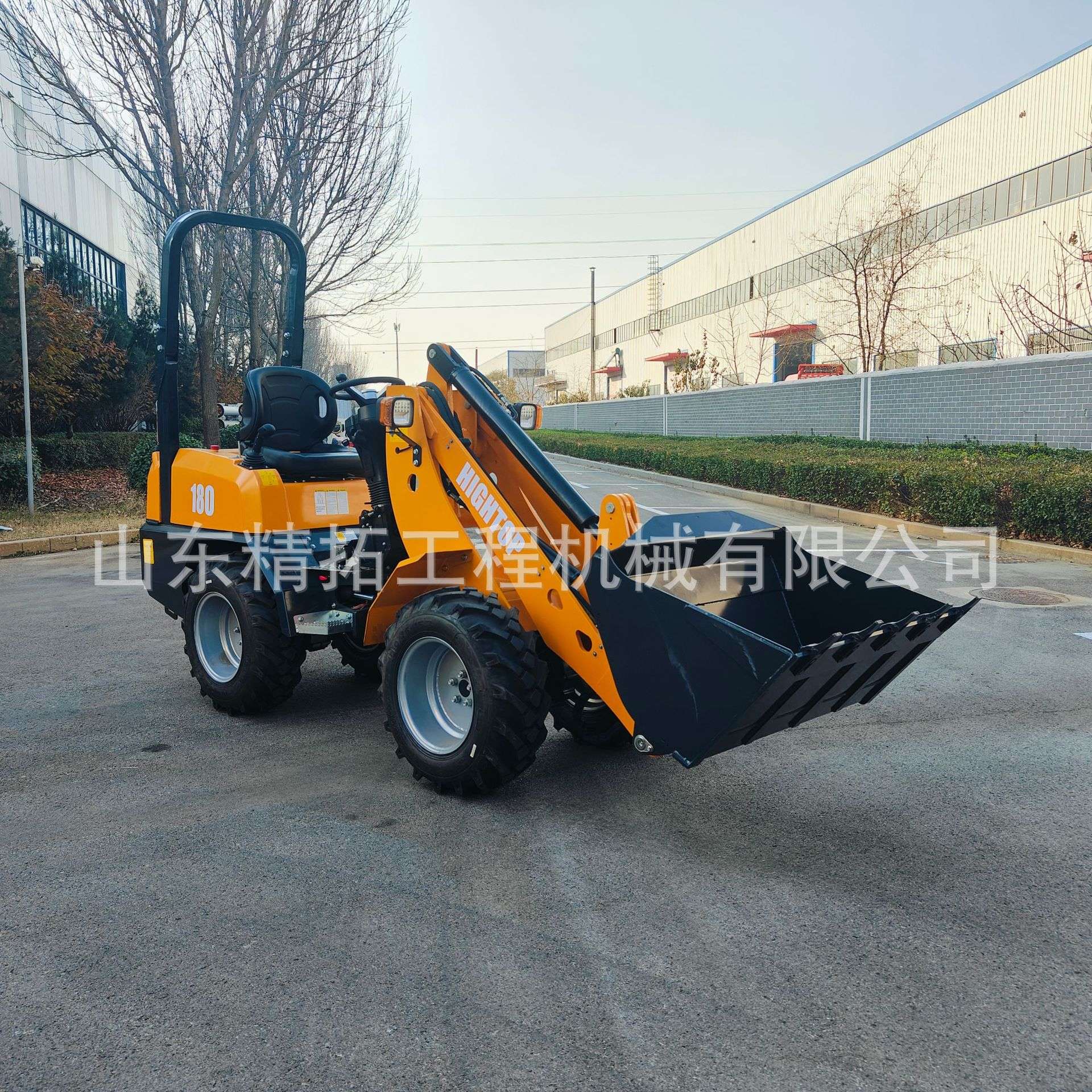 新款家用四驱轮式装载机 座驾式燃油小型铲车 农用座驾小型装载机