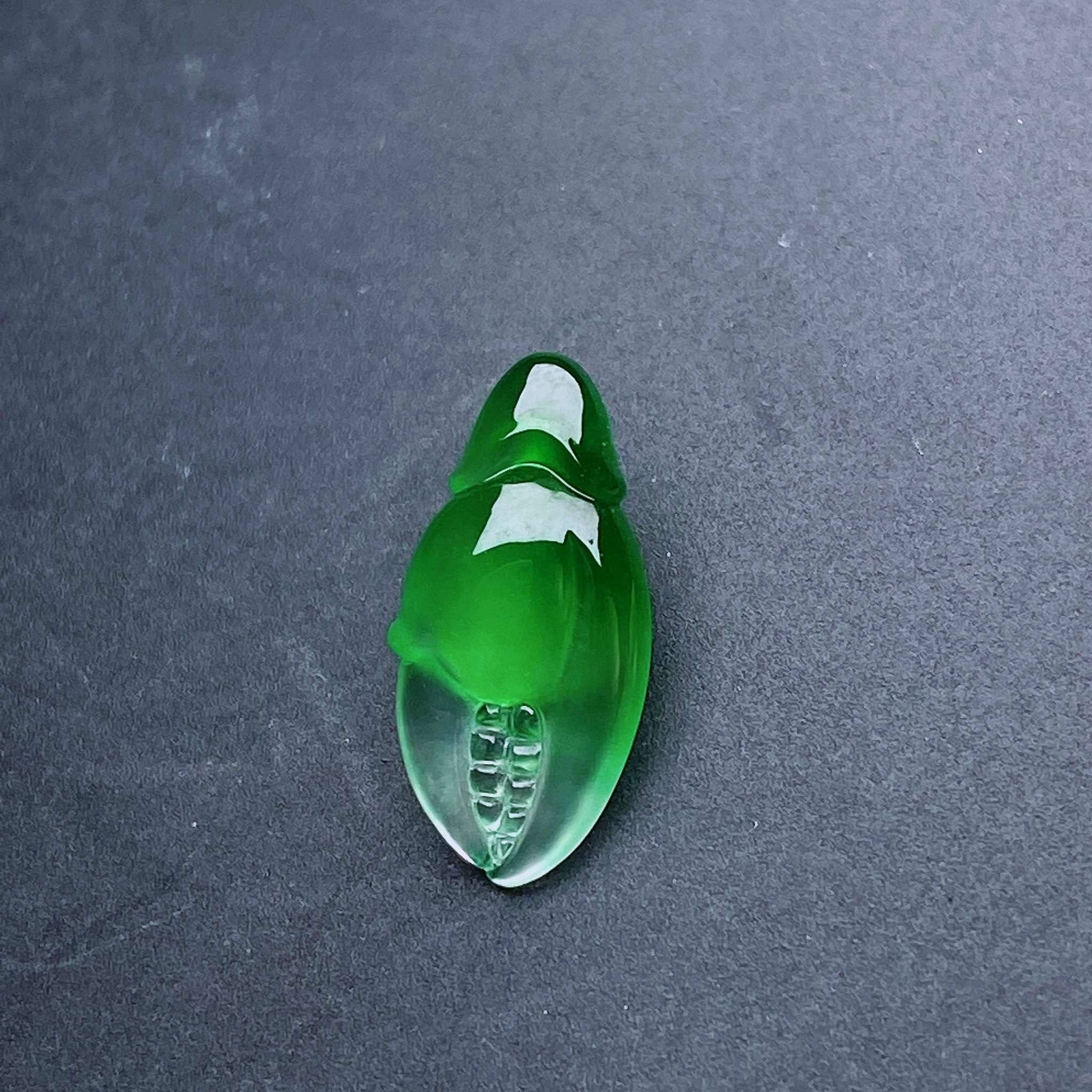缅甸天然翡翠a货冰阳绿有钱蟹钳裸石fxj,尺寸:14.8-7.4-3.5mm