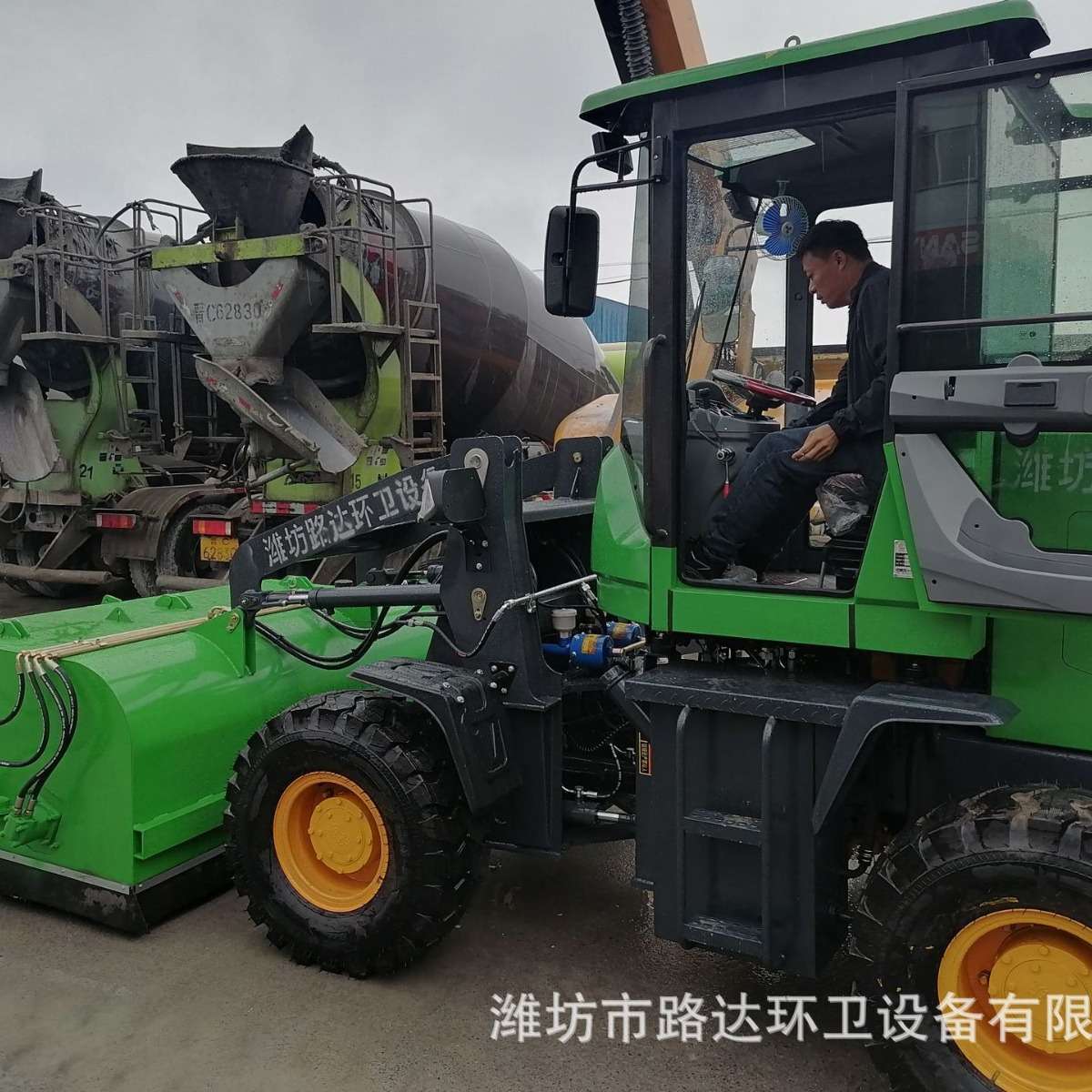 路达清扫车铲车改扫地机滑移式加宽2米清扫多功能柴油四驱更耐用