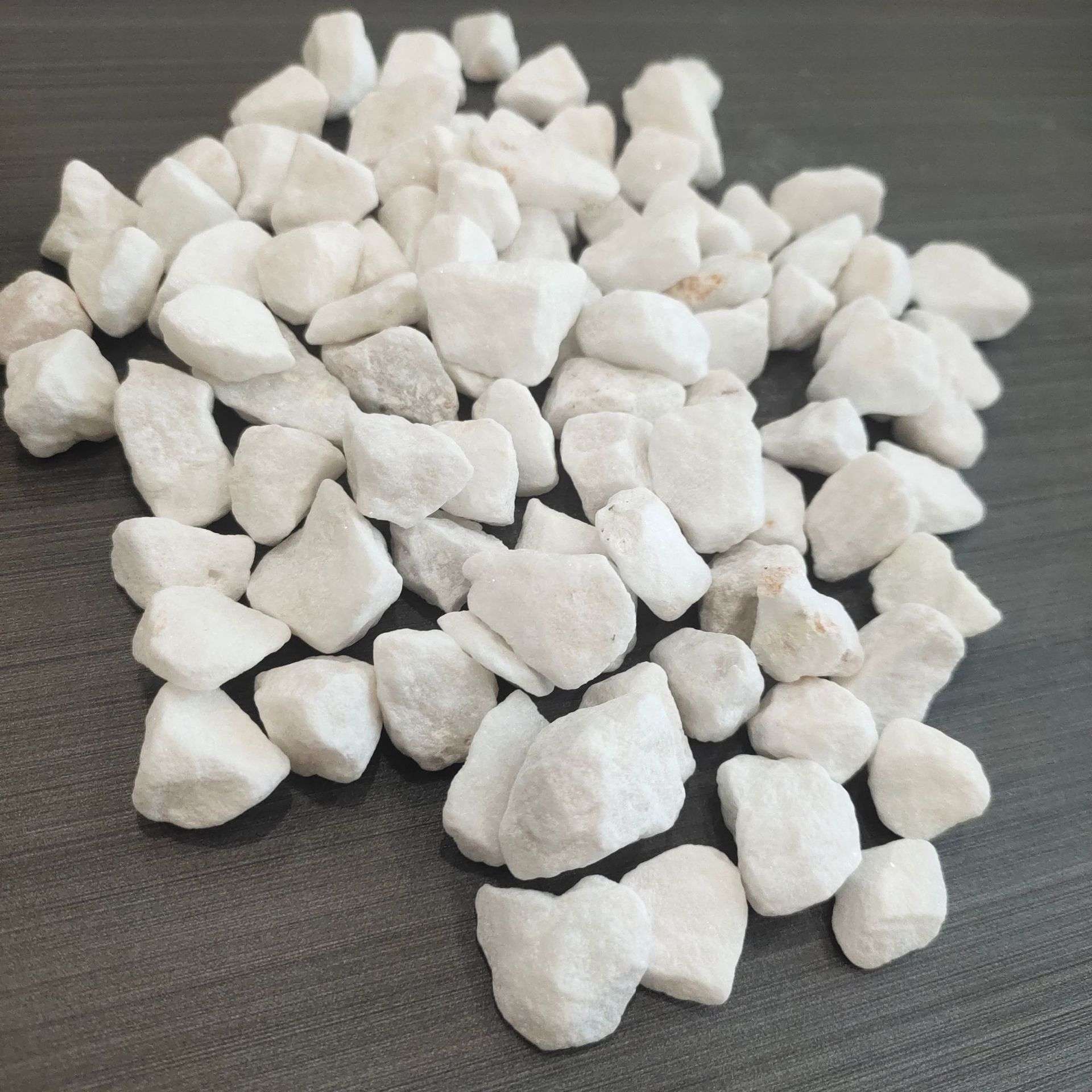 厂家供应白石子水磨石子铺路白碎石造景白色鹅卵石机制洗米石