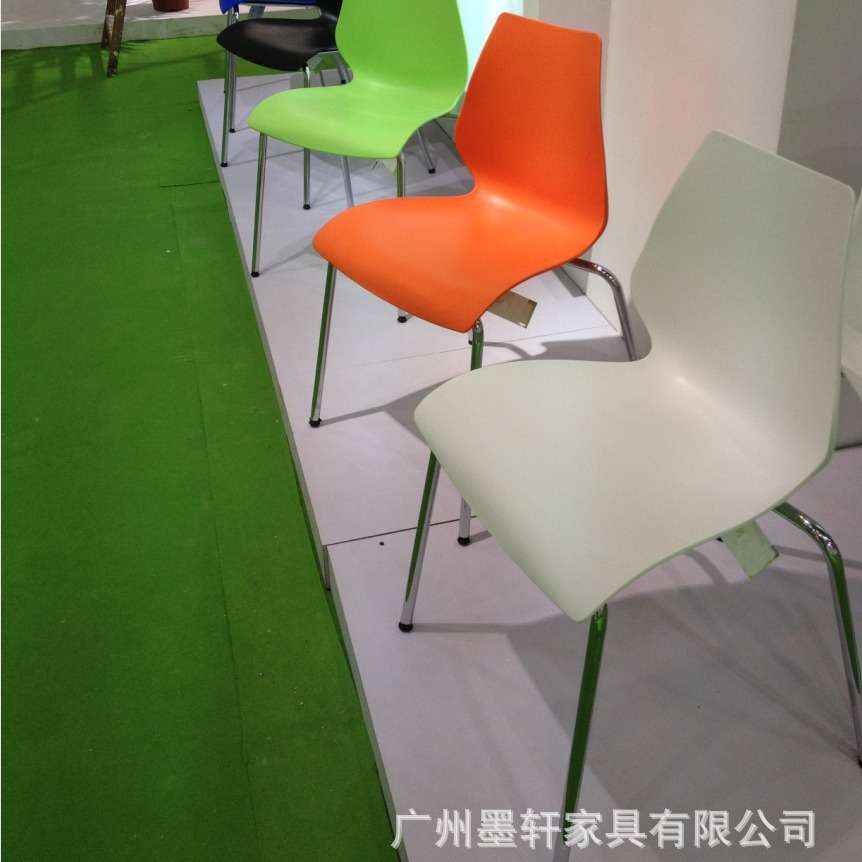 坚固耐用的可堆叠商务洽谈椅 会议室钢脚塑料面靠背塑料椅子