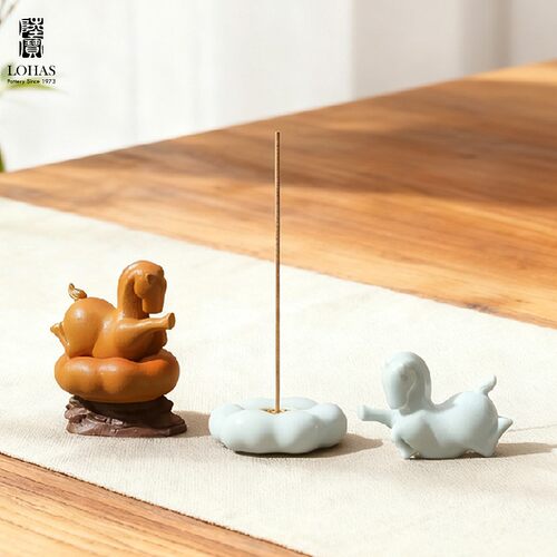 陆宝马年新品陶瓷茶宠摆件