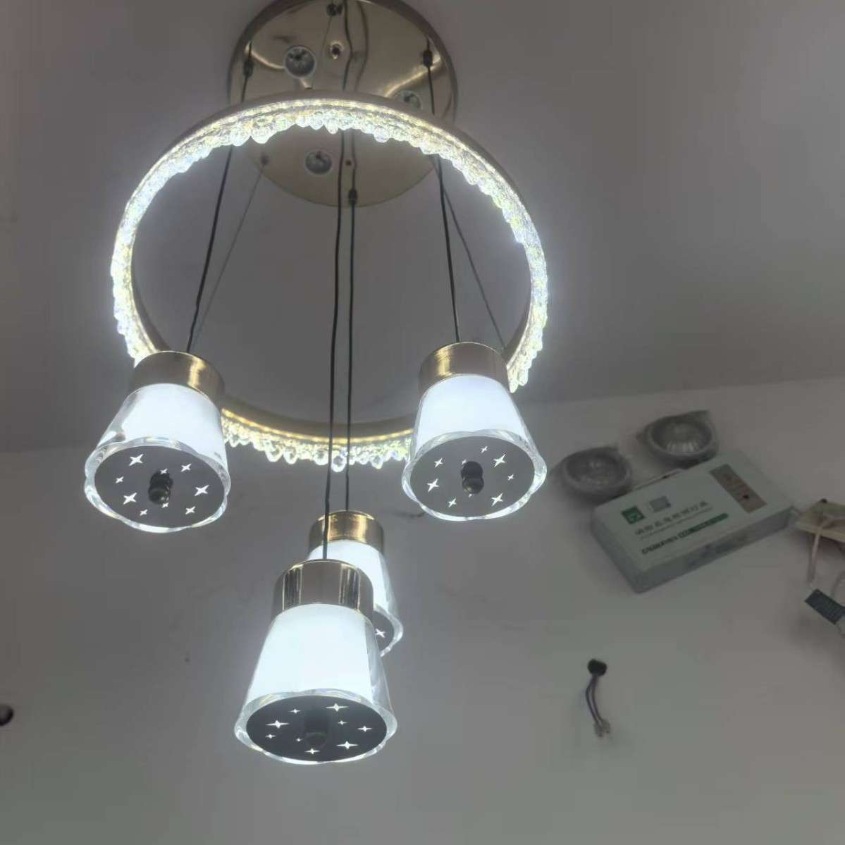 led吊灯现代新款亚克力餐桌卧室 餐厅灯网红客厅家用厨房轻奢吊灯