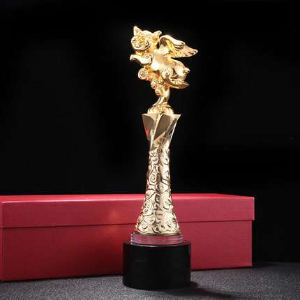 新款纪念品定 制创意金属飞猪奖杯金银铜年会奖杯小猪金猪水晶奖