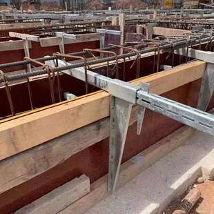 电动梁夹具工地新型梁夹具紧固件 木工托梁扣加固件 柱夹具锁梁扣