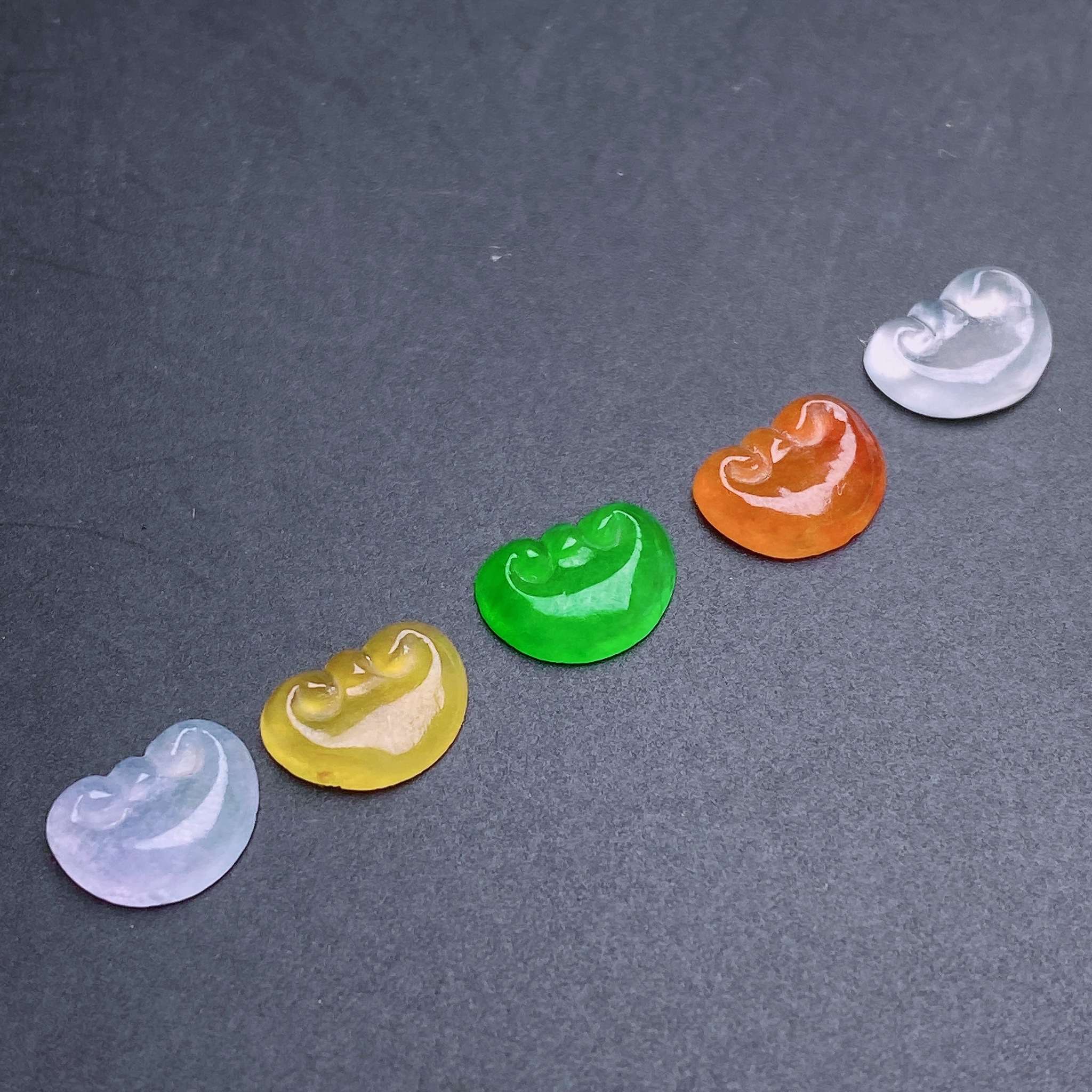 缅甸天然翡翠a货冰五彩如意心一手裸石dmf尺寸：6.5-8.8-2mm