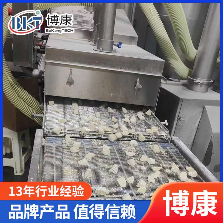 锅巴土豆上粉机 平铺式薯塔自动裹粉机 天妇罗南瓜片上浆裹粉设备