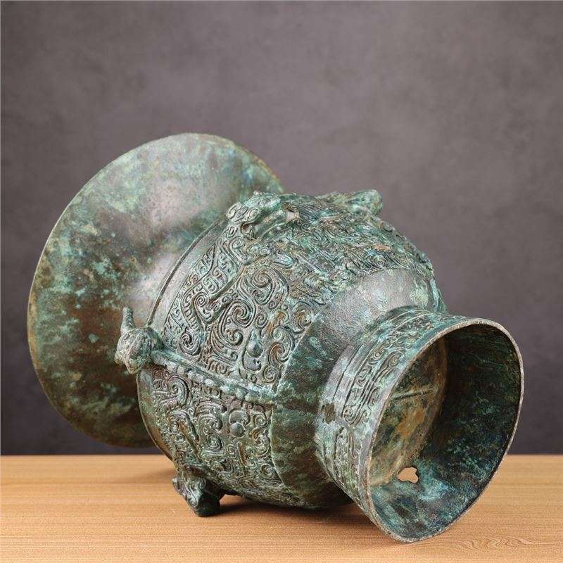 商代青铜器古摆件龙虎尊酒器古玩收藏博物馆复制办公桌创意摆件