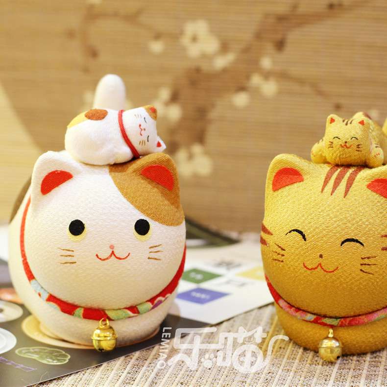 进口制绉布太阳能招财猫 车载摆件汽车车内饰品桌面装饰摇尾巴猫