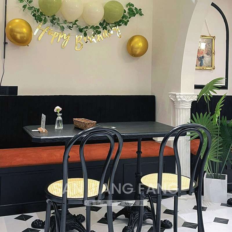网红复古餐饮店实木桌椅组合法式主题西餐厅餐桌酒馆清吧方桌商用