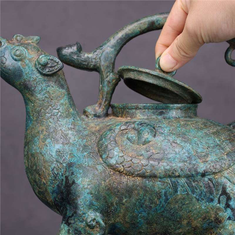 古青铜器提梁卣盛酒器光皮绿锈青铜古玩工艺品展厅酒柜博古架