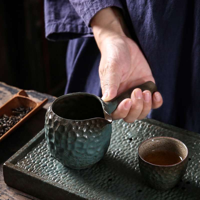 日式鎏金铁釉锤纹侧把公道杯 手工复古陶瓷公杯匀杯大容量分茶器