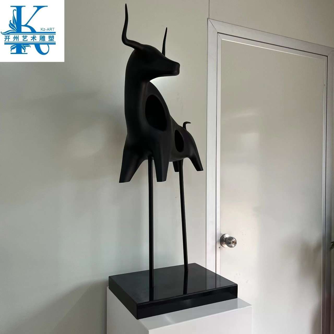 北欧现代简约日式家居玄关书房装饰品生肖牛创意黑色树脂工艺摆件