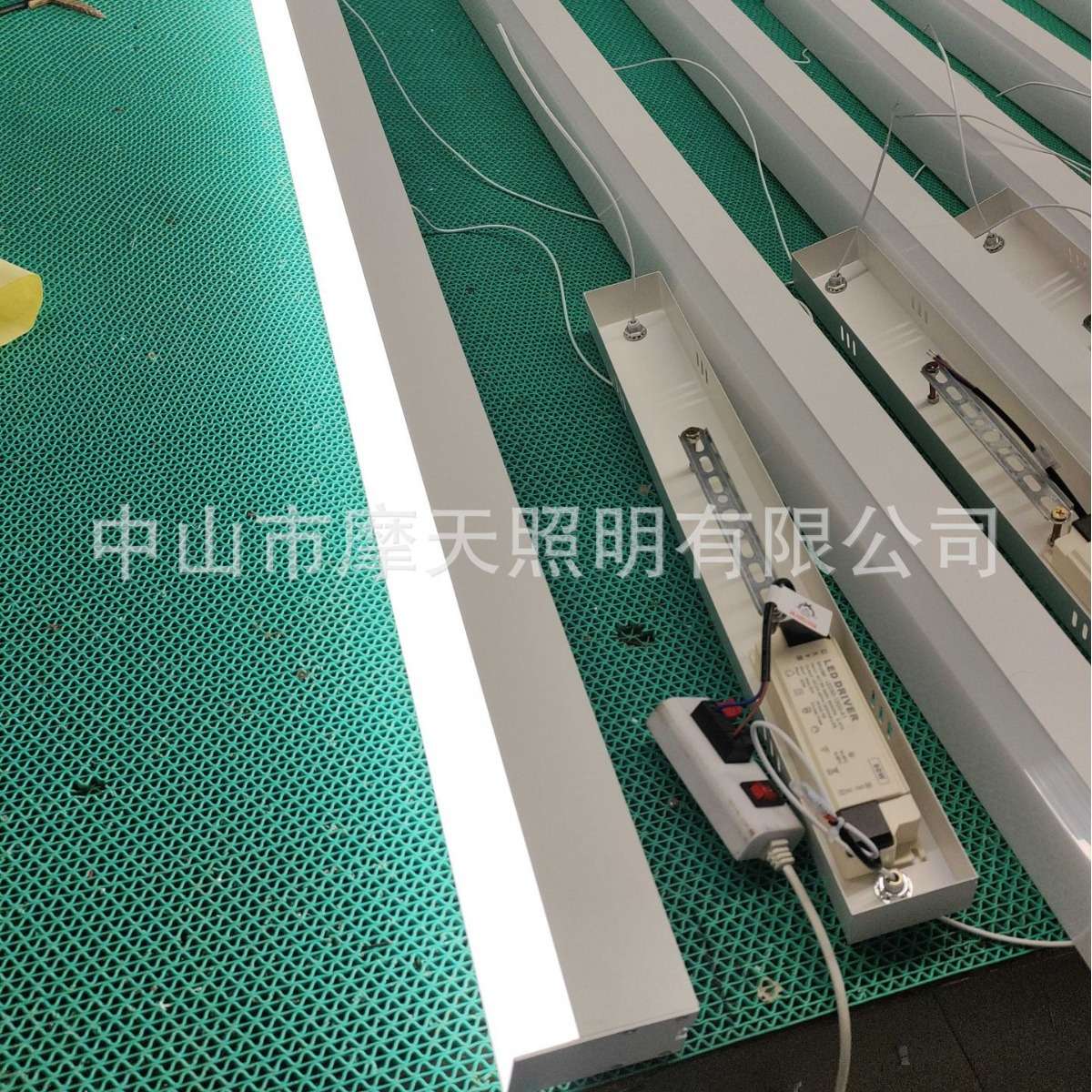 三面发光办公室吊灯线条灯铝材灯北欧吊灯一字型吊灯全光谱护眼灯