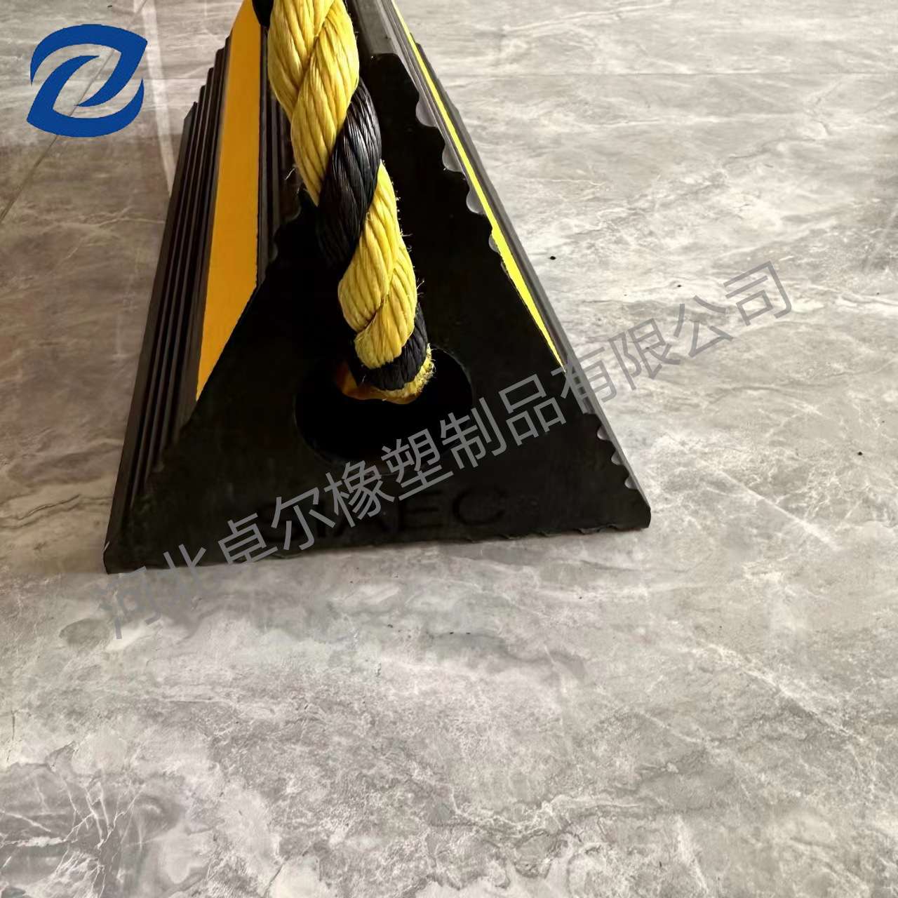 橡胶飞机挡块600*180*146止退厂家直销飞机停机轮挡三角橡胶轮挡
