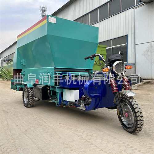 流动性牧场撒料车 机械化喂养电动投草机青海养殖设备喂料车