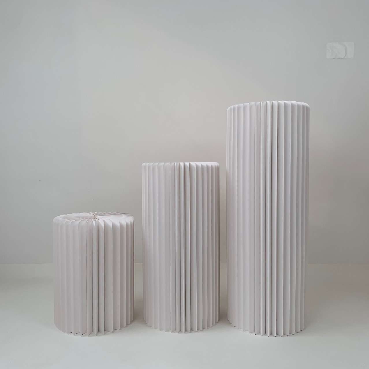 纯白色折叠甜品台纸艺拉伸风琴伸缩展示台展会布置货架甜品桌花柱