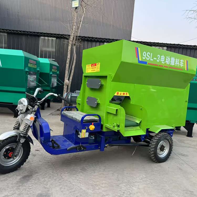 聚拓 电动牛羊草料撒料车 设备全自动投料机 养牛场喂料设备