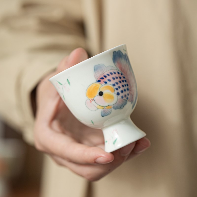 泥人述 釉下彩手绘泰狮金鱼主人杯 白瓷可爱胖头鱼高足茶杯闻香杯