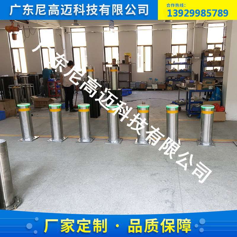 校门带警示灯防撞固定路桩 道路交通防护措施加厚不锈钢路桩
