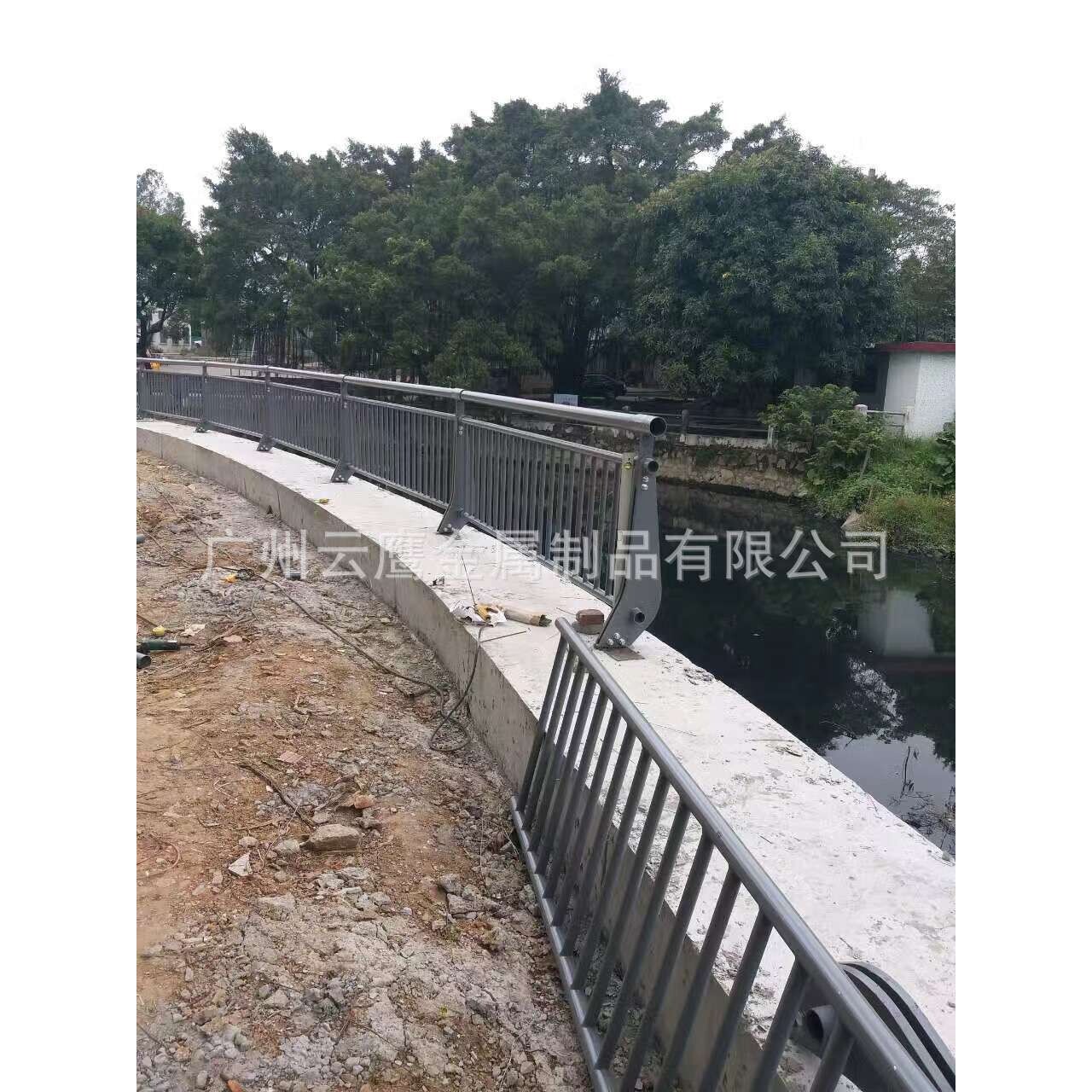 桥梁防撞护栏厂家  道路护栏  马路护栏  镀锌道路护栏  护栏厂家