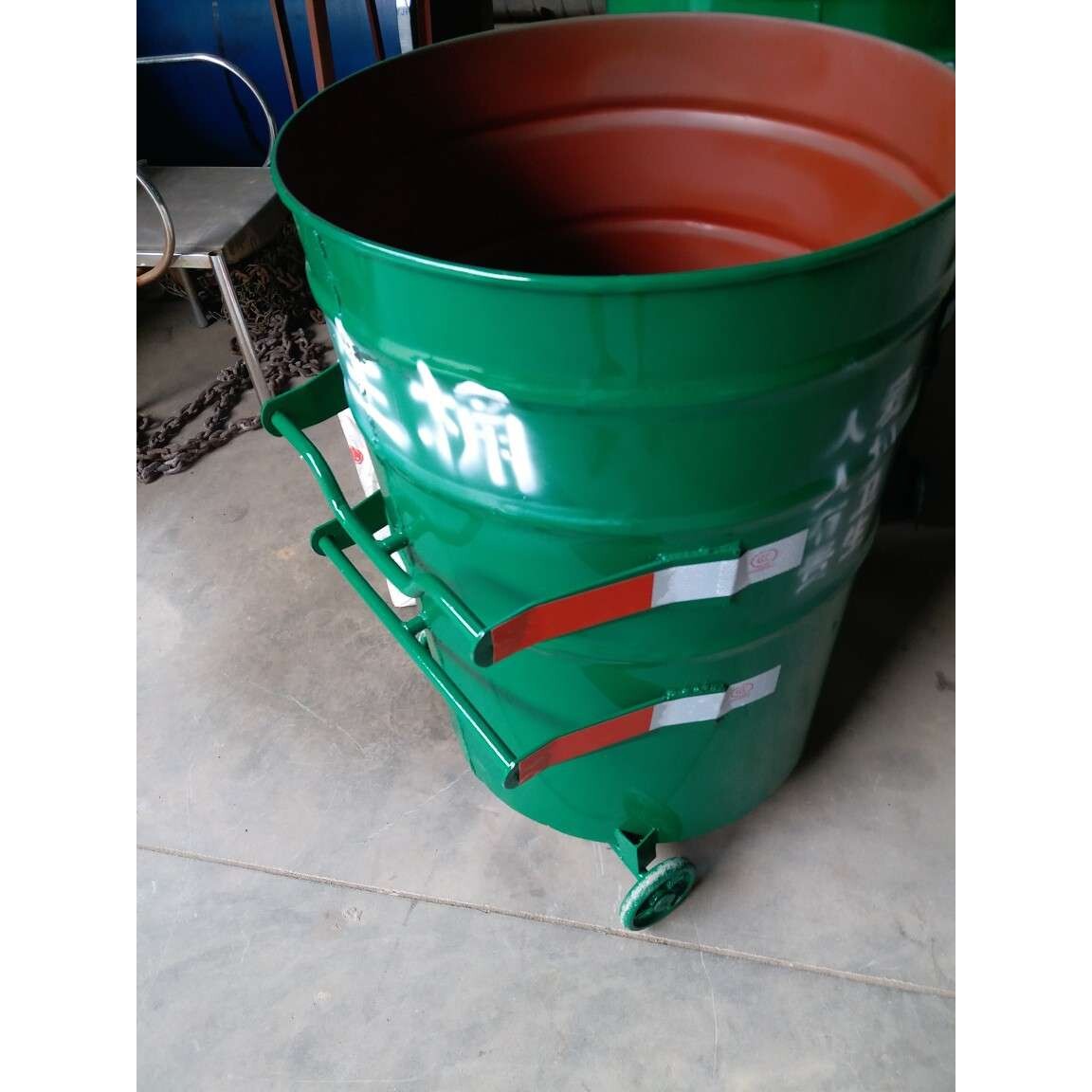 厂家直供圆形环卫垃圾桶240L小区物业垃圾收集镀锌铁皮绿色垃圾桶