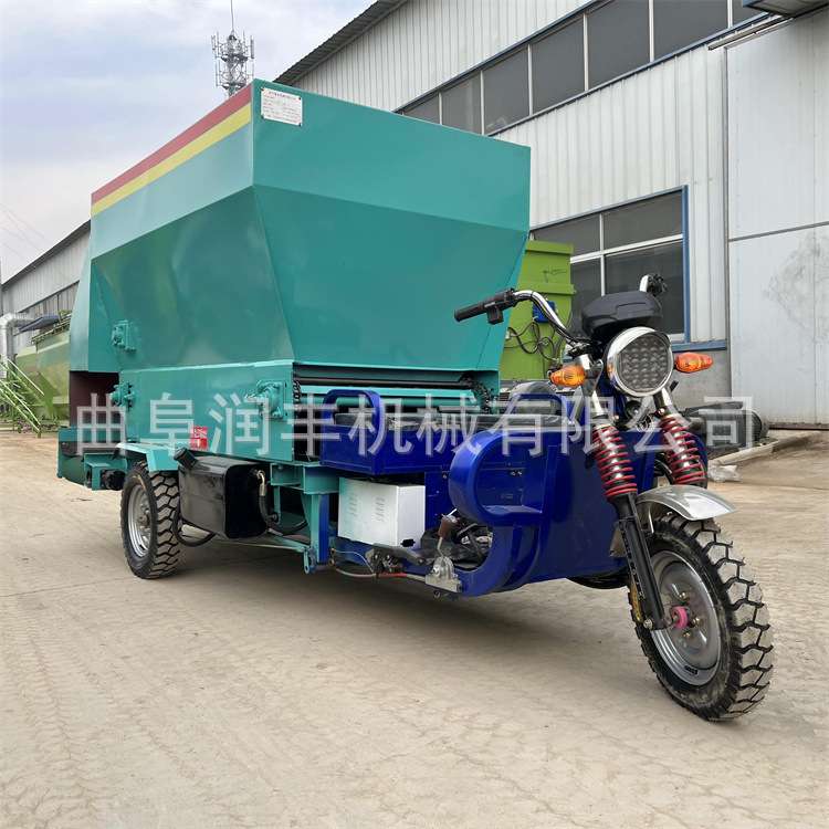 牛槽添料双侧电动喂料机羊场2方投草车转弯半径小牛羊撒草车