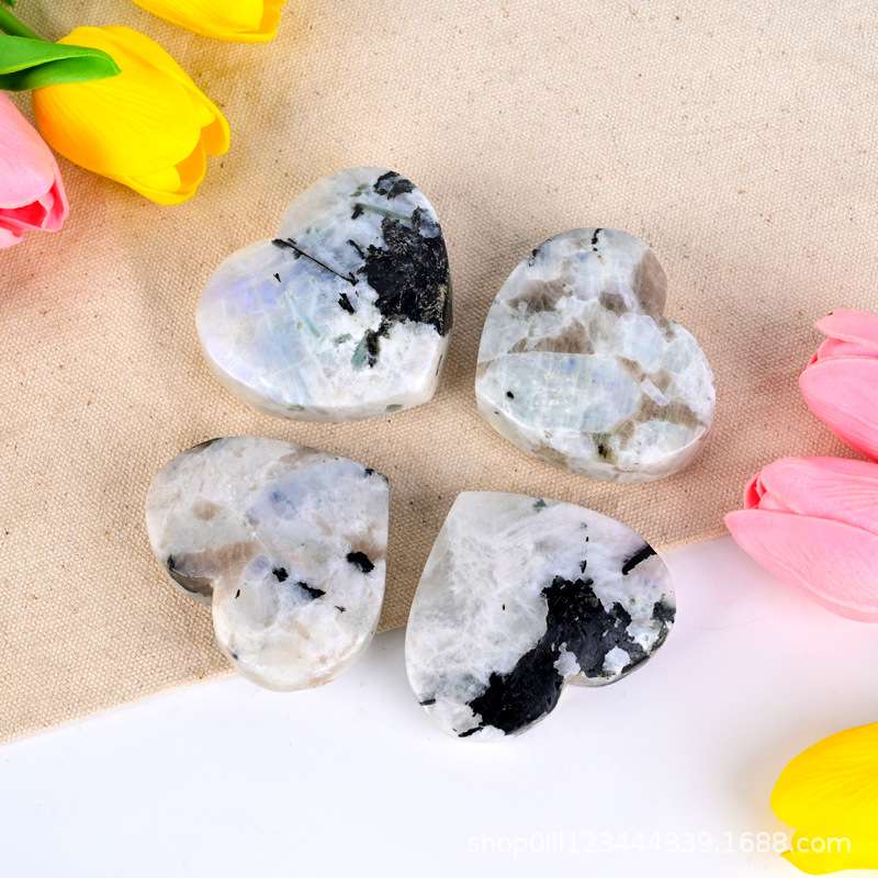 天然水晶黑月光石爱心摆件黑白点爱心原石打磨水晶心形手把件