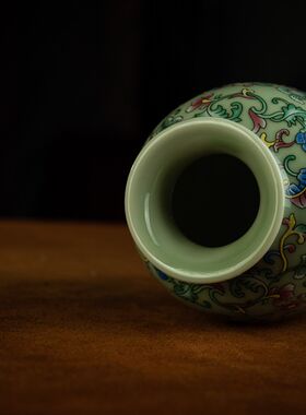 清干隆官造松石绿釉地粉彩缠枝精绘花卉纹小赏瓶花瓶居家摆件收藏