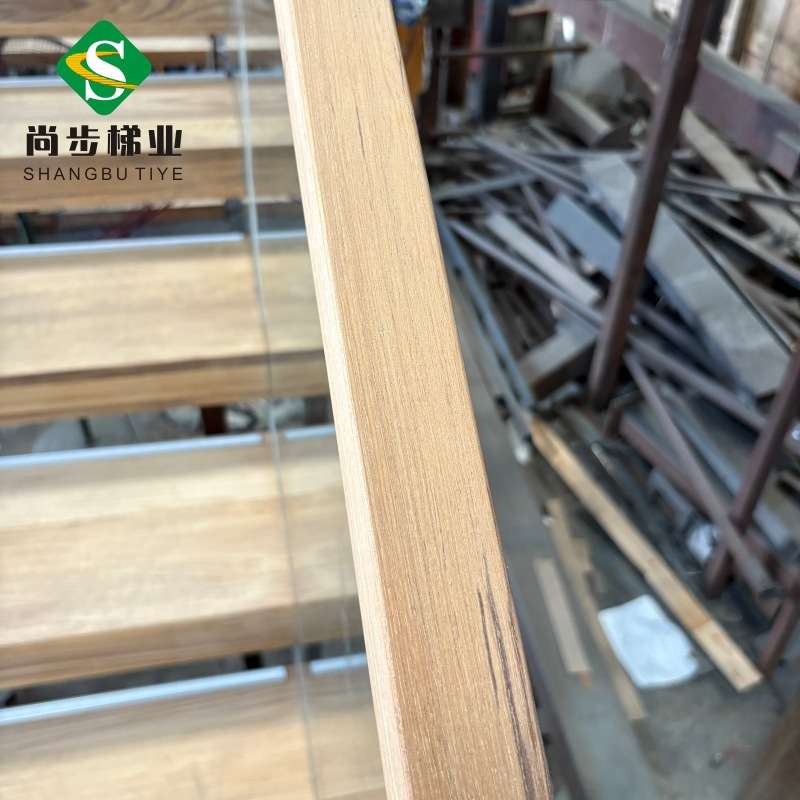 高端柚木隐藏龙骨U型楼梯 配玻璃护栏柚木实木扶手出口悬浮楼梯