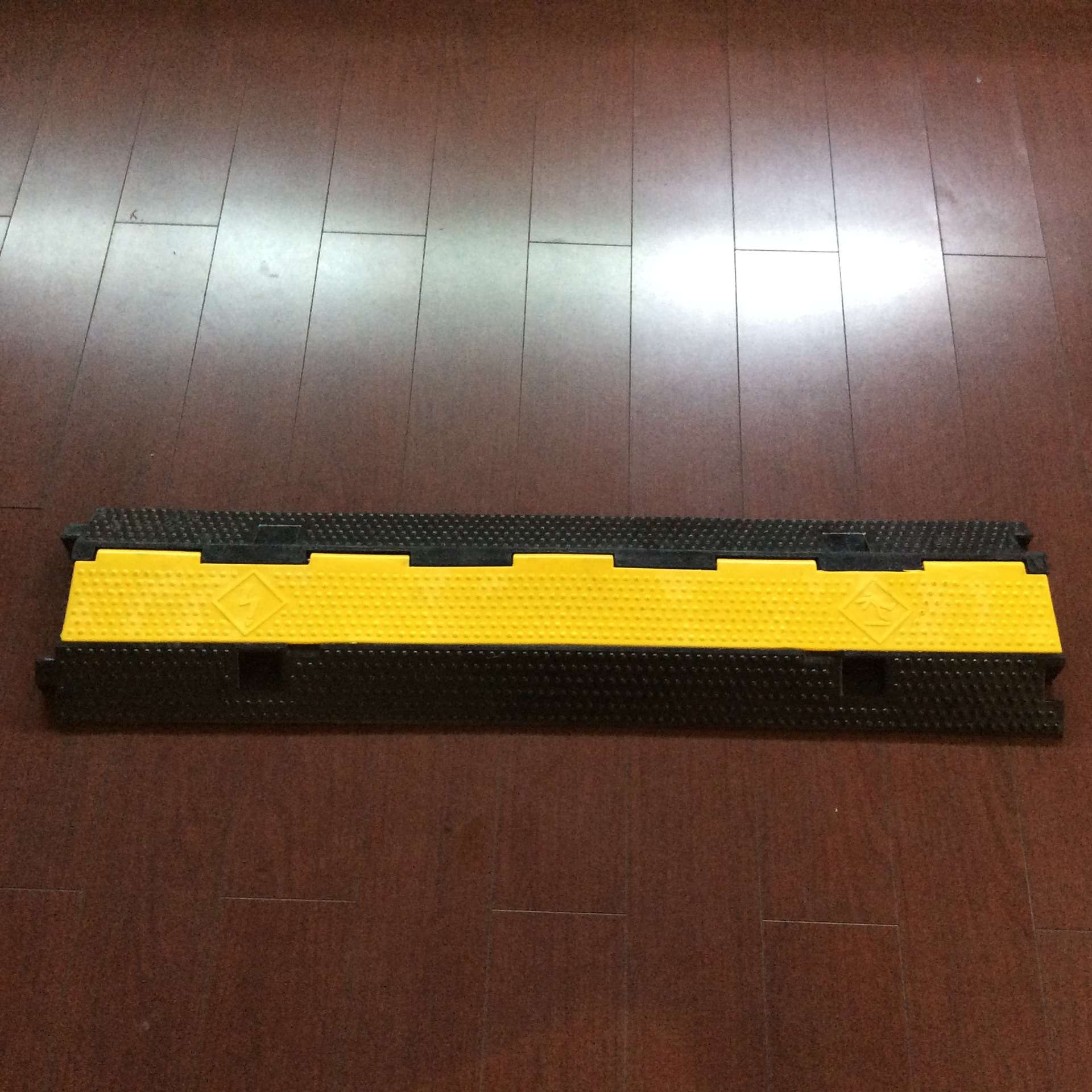 注塑盖板+硫化橡胶 线槽减速带 舞台铺线板 橡胶过线板 耐用材质