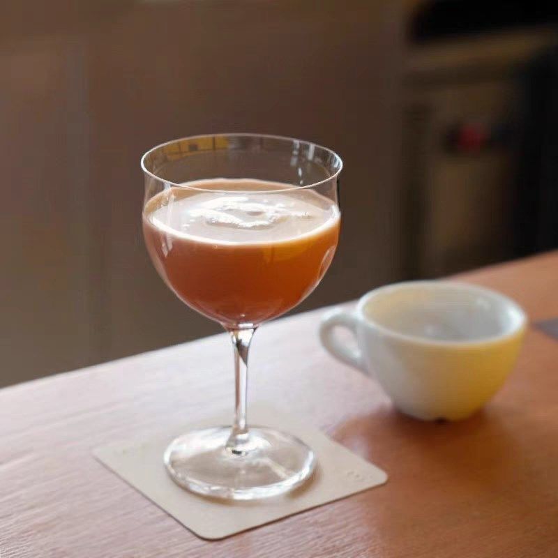 好看的高脚咖啡冷萃拿铁美式杯 鸡尾酒杯酒吧调酒饮料甜酒杯水杯图片