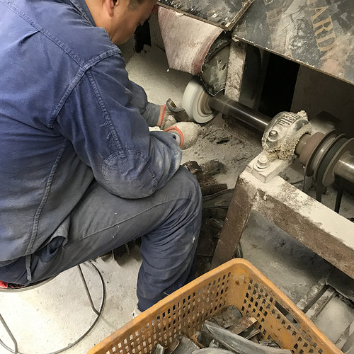 珍角堂天然牦牛角羊角白水牛角黄牛角梳现场加工各种牛角制品订制