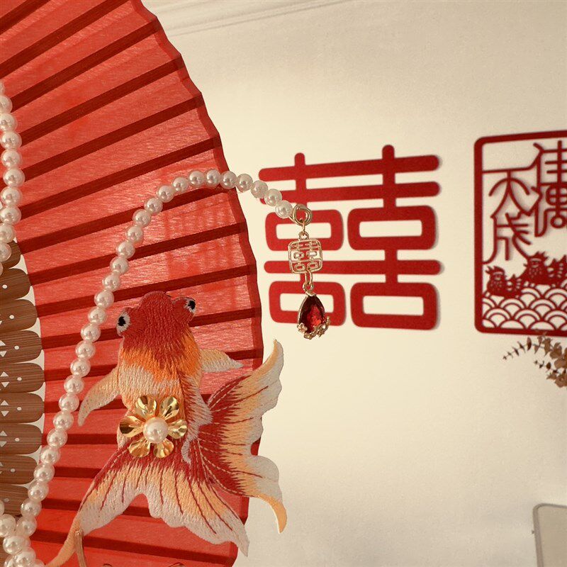 新中式新娘拍照道具摺扇手捧花结婚古风婚礼迎亲晨袍红色扇子