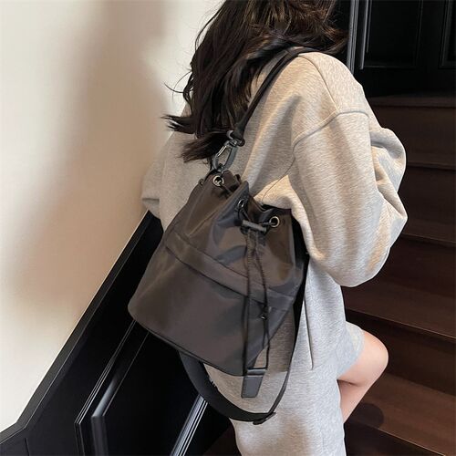 大容量抽绳水桶包包女士2025新款多口袋斜挎包轻便休闲布包通勤包